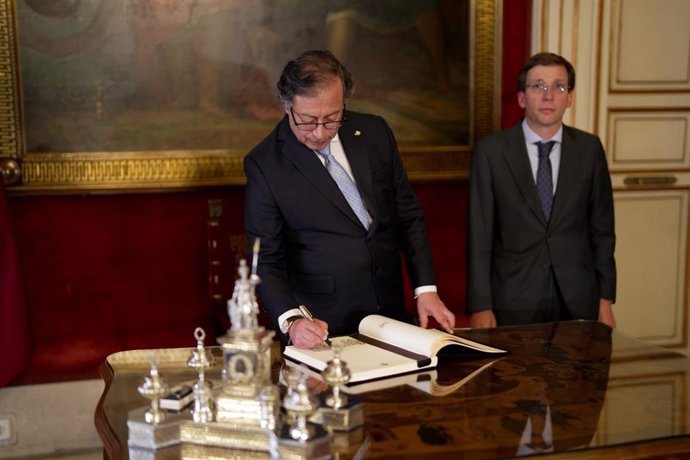 El presidente de Colombia, Gustavo Petro, firma en el libro de honor del Ayuntamiento de Madrid