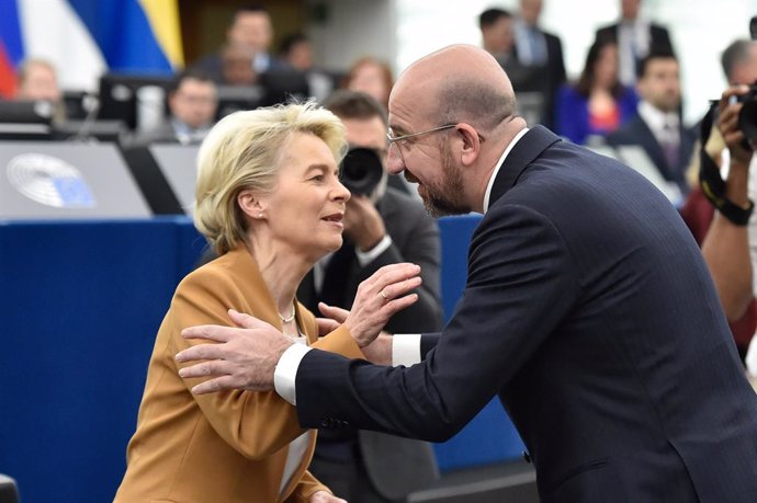 Archivo - HANDOUT - 15 March 2023, France, Strasbourg: European Council  President Charles Michel (R)and European Commission President Ursula Von der Leyen, greet each other before the start of the the European Parliament session in Strasbourg. Photo: 