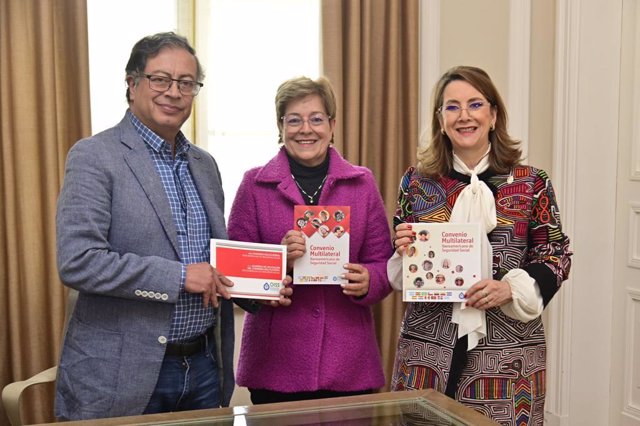 En la foto de izquierda a derecha: el presidente de Colombia, Gustavo Petro Urrego; la ministra del Trabajo de Colombia, Gloria Inés Ramírez y la secretaria general de la OISS, Gina Magnolia Riaño Barón