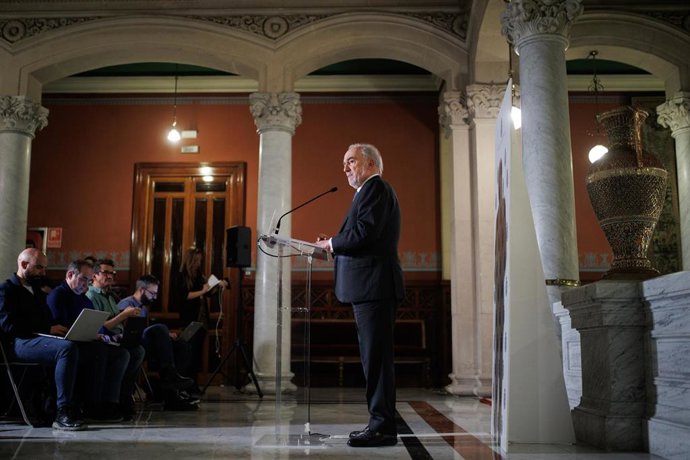 Archivo - El director de la Real Academia Española (RAE), Santiago Muñoz Machado, comparece tras un pleno en la Real Academia Española (RAE), a 9 de marzo de 2023, en Madrid (España).