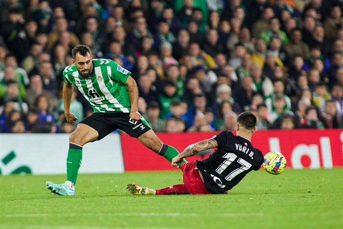 Archivo - El delantero Borja Iglesias (Real Betis) intenta regatear al lateral Yuri Berchiche (Athletic Club), durante el partido de LaLiga Santander 2022-2023 en el Benito Villamarín. 