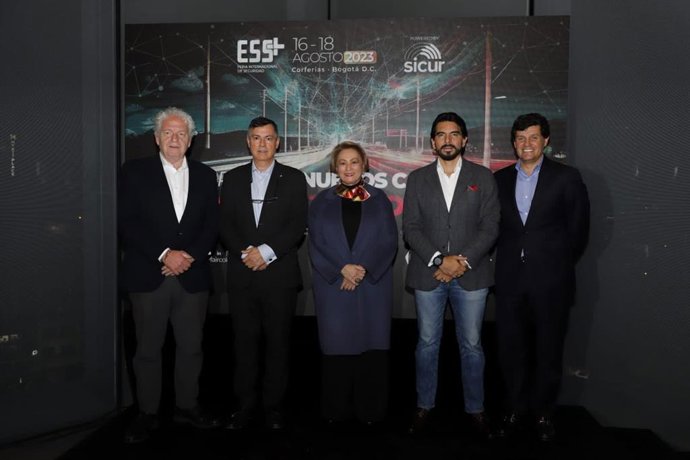 Jaime de la Figuera, director de Expansión Internacional de Ifema; Manuel Valle, consejero económico y comercial de la Embajada de España en Colombia; Patricia Acosta, presidenta de PAFYC y directora de ESS+ powered by SICUR