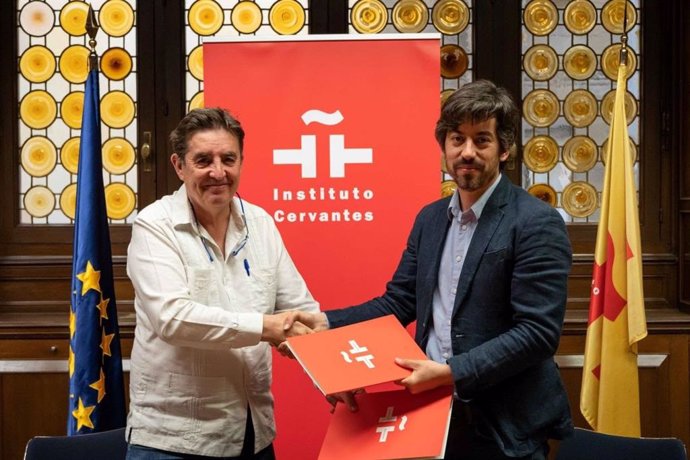 El director del Instituto Cervantes, Luis García Montero, y el vicepresidente del Instituto Leonés de Cultura (ILC), Pablo López Presa.