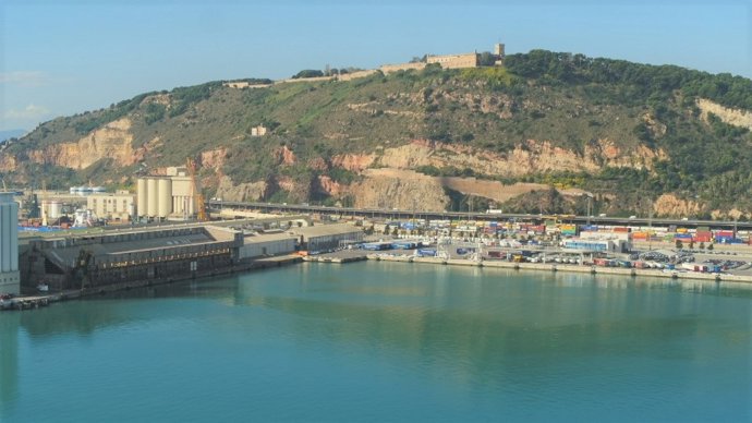 El moll Contradic nord, a l'esquerra, i el moll Costa, a la dreta