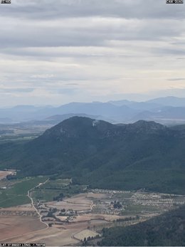 Imagen aérea donde se aprecia el humo del incendio declarado en el paraje de Los Cuchillos de Cehegín (Murcia)