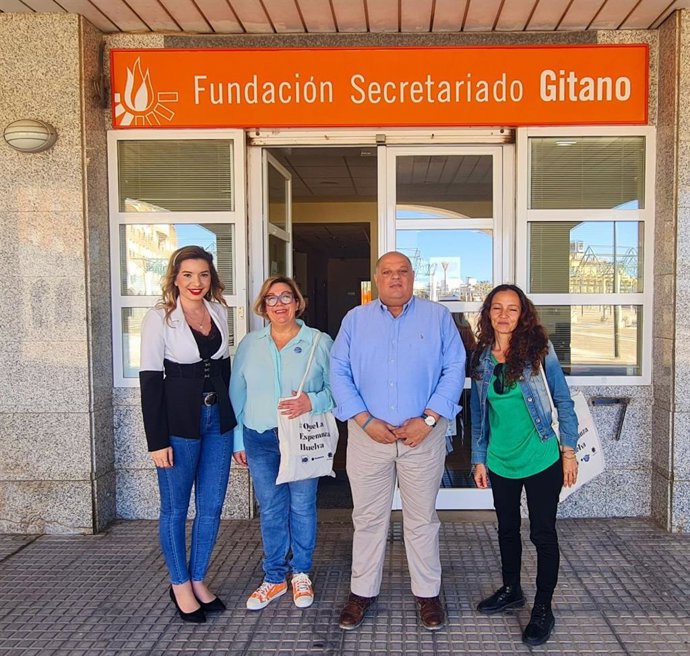 La candidata de La Izquierda de Huelva a la alcaldía de Huelva (Izquierda Unida, Podemos, Iniciativa del Pueblo Andaluz), Mónica Rossi, durante la reunión con la Fundación Secretariado Gitano.