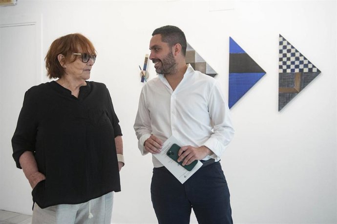 El diputado de Cultura, Antonio González Mellado, y la artista Margadalena Murciano