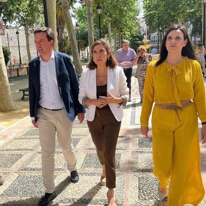 Rocío Blanco (en el centro) y Aurelio Fernández en la visita a Lucena.