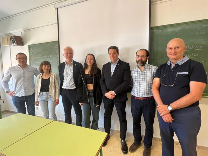 El alcalde de Logroño mantiene un encuentro con Irene Salillas, ganadora de la Olimpiada Nacional de Filosofía