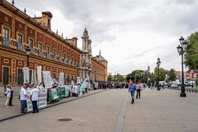 Sanitarios del Sindicato Médico Andaluz, concentrados ante el Palacio de San Telmo con motivo de la cuarta jornada de huelga de 24 horas en atención primaria para reivindicar la mejora de sus condiciones laborales y retributivas  a 03 de mayo del 2023
