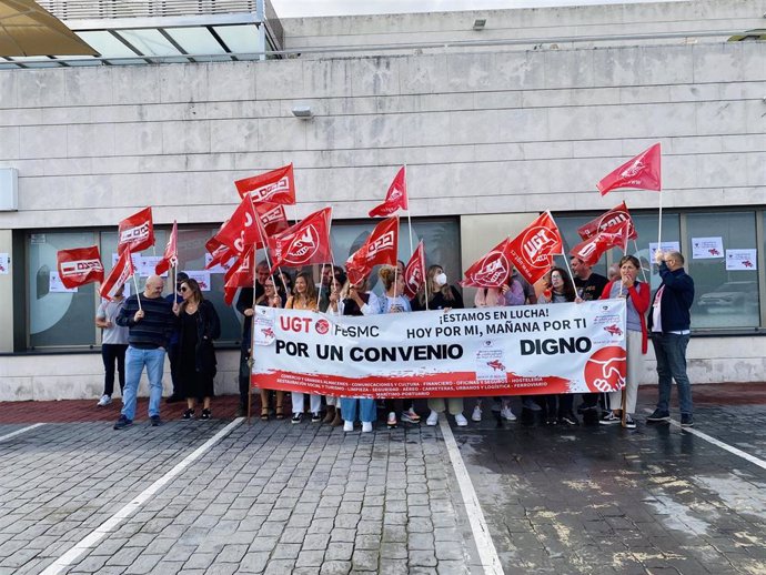 Archivo - Cocnentración de trabajadores de Quirón Prevención por un salario "justo"