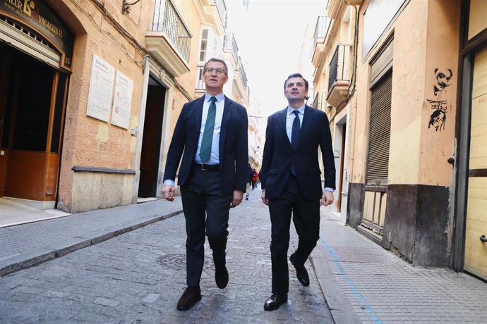 Archivo - El presidente del PP, Alberto Núñez Feijóo, junto al candidato a la Alcaldía de Cádiz, Bruno García, andando por Cádiz.