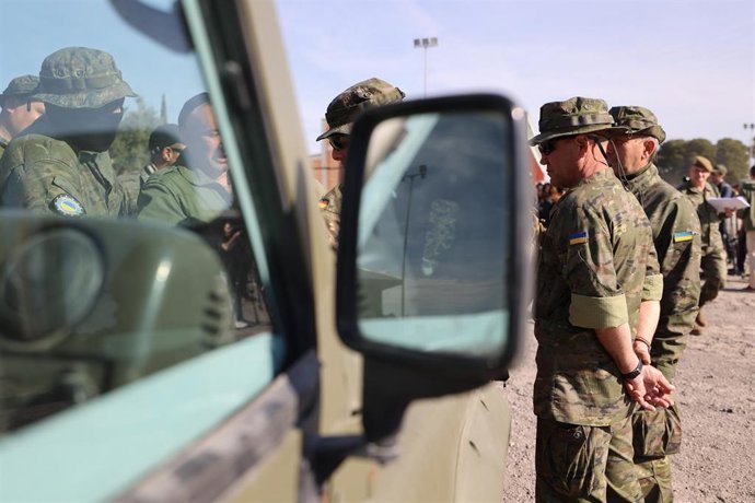 Archivo - Militares ucranianos conversan a su llegada a la presentación de su formación por parte de las Fuerzas Armadas, en el Centro de Adiestramiento de San Gregorio, a 13 de marzo de 2023, en Zaragoza, Aragón (España). Las Fuerzas Armadas españolas 