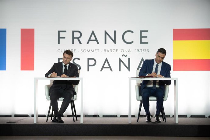 Archivo - El presidente de Francia, Emmanuel Macron (i) y el presidente del Gobierno, Pedro Sánchez (d), durante la firma de un Tratado de Amistad entre sus respectivos países, durante la XXVII Cumbre Hispano-Francesa