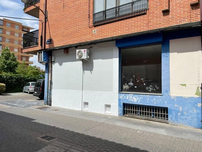 Pared recién pintada donde el pasado sábado el artista Manuel Sierra había pintado el mural 'memorialista'.