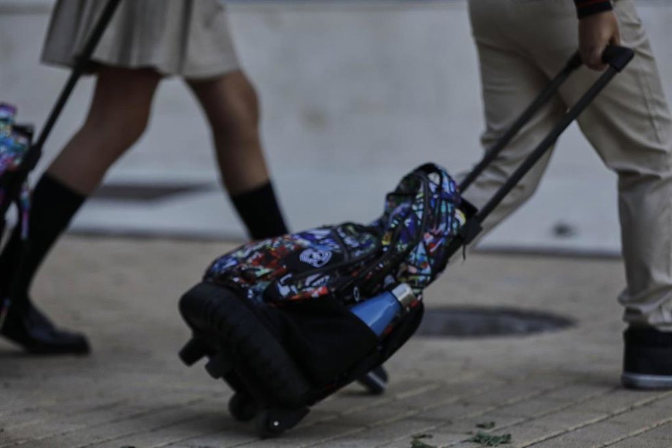 Archivo - Alumnos con mochila