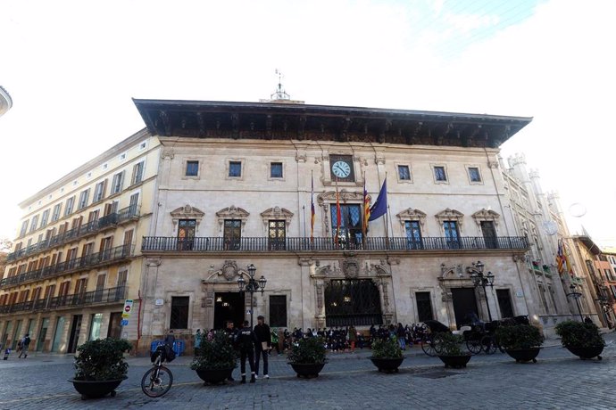 Archivo - Fachada del Ayuntamiento de Palma en la plaza de Cort.