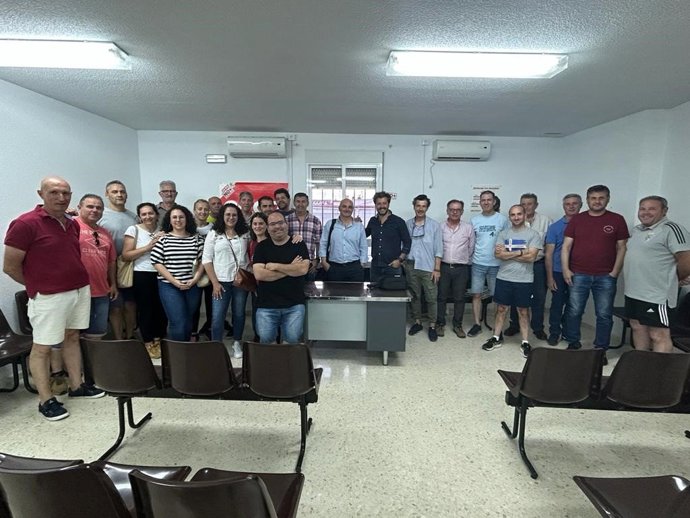 Jiménez (centro), con trabajadores de LCG Fruits tras cerrarse el acuerdo con la empresa para que les abone la indemnización por despido.