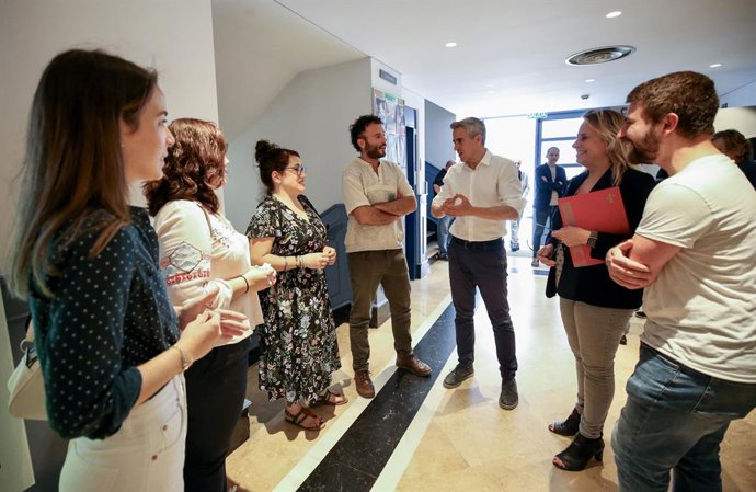 El vicepresidente, Pablo Zuloaga, con asistentes a la proyección del documental 'Voces de la juventud rural'