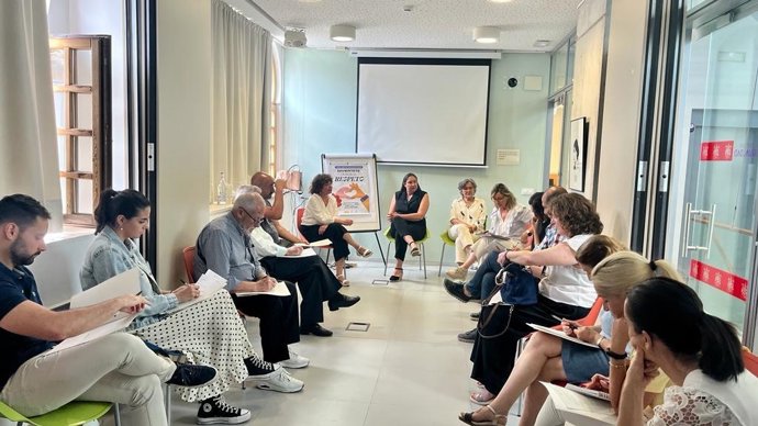 Personal de Igualdad del Ayuntamiento en la reunión de trabajo con el personal responsable de las casetas de la Feria de Nuestra Señora de la Salud que se unirán a la campaña 'Fiestas libres de agresiones sexistas: Diviértete desde el respeto 2023'.