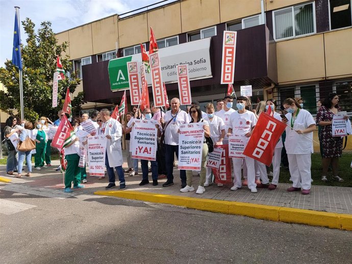 Concentración de los técnicos superiores de Radiodiagnóstico en el Reina Sofía en protesta por la falta de personal.