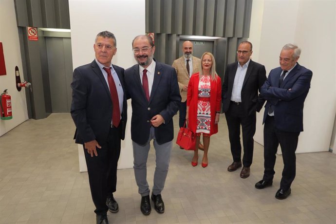 El presidente del Gobierno de Aragón, Javier Lambán, y el escritor Félix Teira.