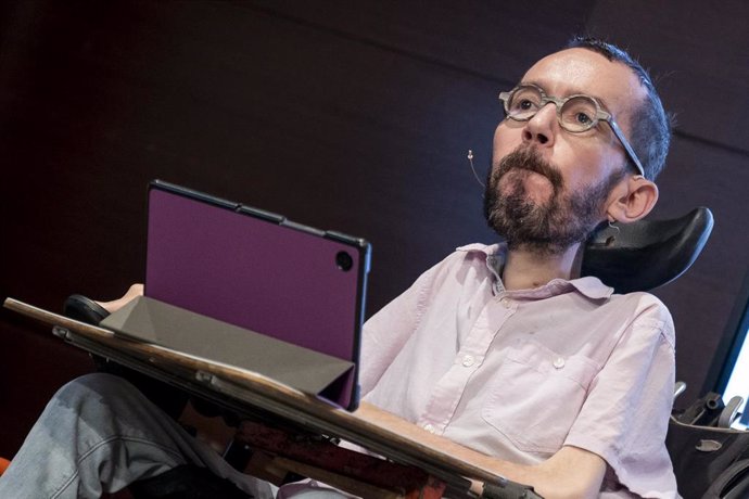 El portavoz de Unidas Podemos en el Congreso, Pablo Echenique, durante la presentación de su libro 'Memorias de un piloto de combate', en la sede del CERMI, a 3 de mayo de 2023, en Madrid (España). .