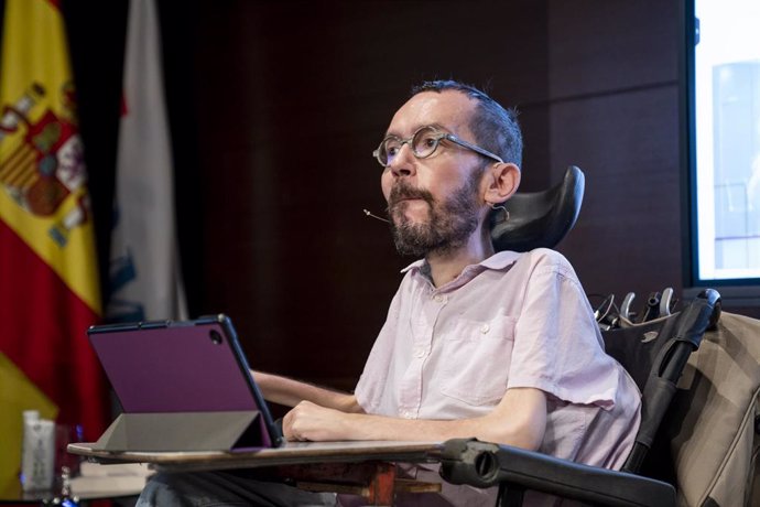 El portavoz de Unidas Podemos en el Congreso, Pablo Echenique, durante la presentación de su libro 'Memorias de un piloto de combate', en la sede del CERMI, a 3 de mayo de 2023, en Madrid (España). 