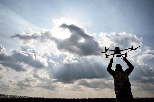 Archivo - Militar ucraniano con un dron