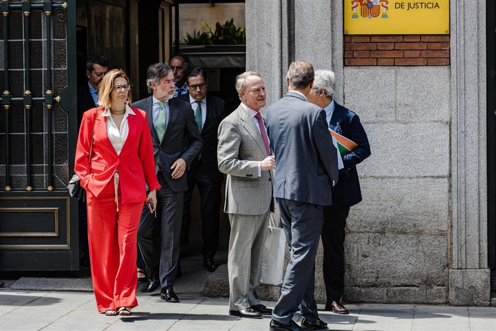 La portavoz de la UPF, Inés Herreros (1i); Juan José Carbonero (2i) de la Asociación Profesional de la Magistratura (APM), y el vocal del CGPJ Gerardo Martínez Tristán (3d), a su salida de una reunión.