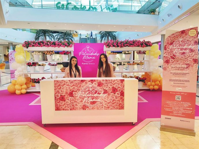Puerto Venecia celebra el Día de la Madre con una fiesta, rosas y música en directo.