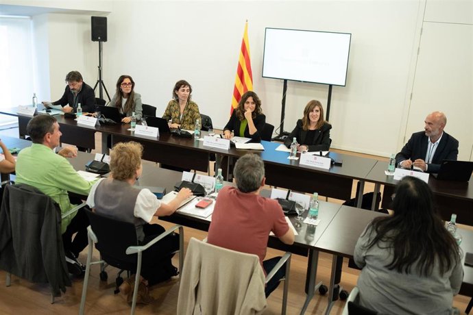 La consellera de Presidencia, Laura Vilagr, y la secretaria de Administración y Función Pública de la Generalitat, Alícia Corral, en la reunión con los sindicatos