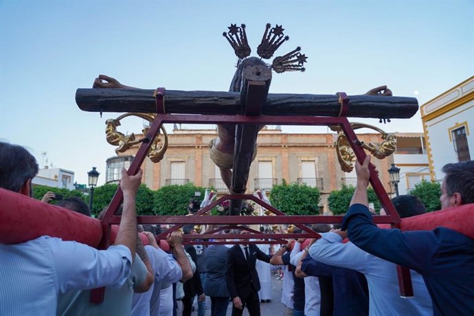 La Algaba saca al Cristo de la Estrella en rogativa por la lluvia, a 3 de mayo de 2023 en La Algaba (Sevilla, Andalucía, España).