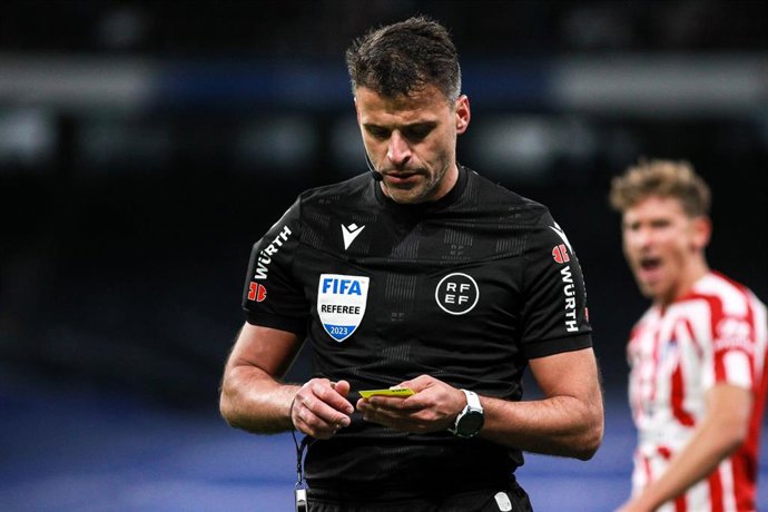 Archivo - Jesus Gil Manzano, referee of the match, looks on during the spanish league, La Liga Santander, football match played between Real Madrid and Atletico de Madrid at Santiago Bernabeu stadium on february 25, 2023, in Madrid, Spain.