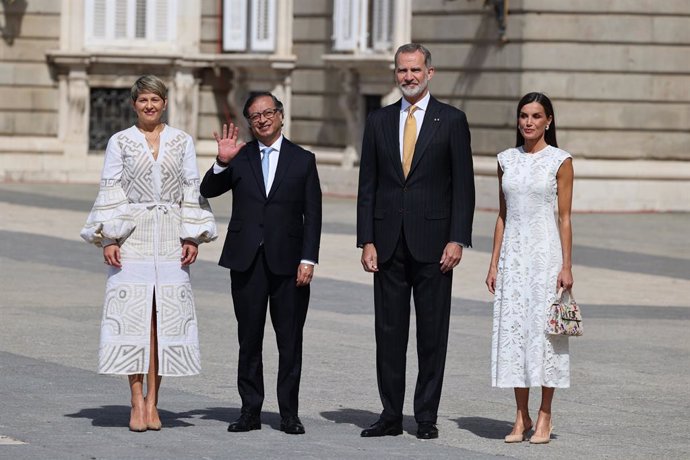 Los Reyes Felipe y Letizia posan junto al Presidente de Colombia (2i), Gustavo Francisco Petro y la Primera Dama (1i), Verónica Alcocer, en el Palacio Real, a 03 de mayo de 2023, en Madrid (España).