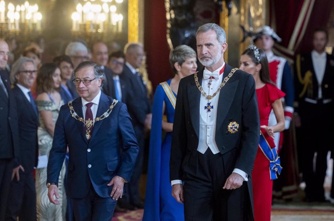 El Rey Felipe (d) y el presidente de la República de Colombia, Gustavo Francisco Petro, a su llegada a la cena de gala organizada por los Reyes al presidente colombiano, en el Palacio Real.