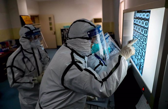 Archivo - Médicos en un hospital de Wuhan.