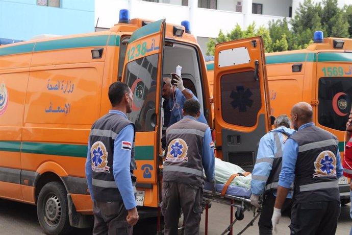 Archivo - HANDOUT - 28 December 2019, Egypt, Suez: A picture made available by the Suez Governorate Media Office, shows paramedics transporting people who were injured in a collision between a tourist bus and a public bus on the Sokhna - Zafarana road, 