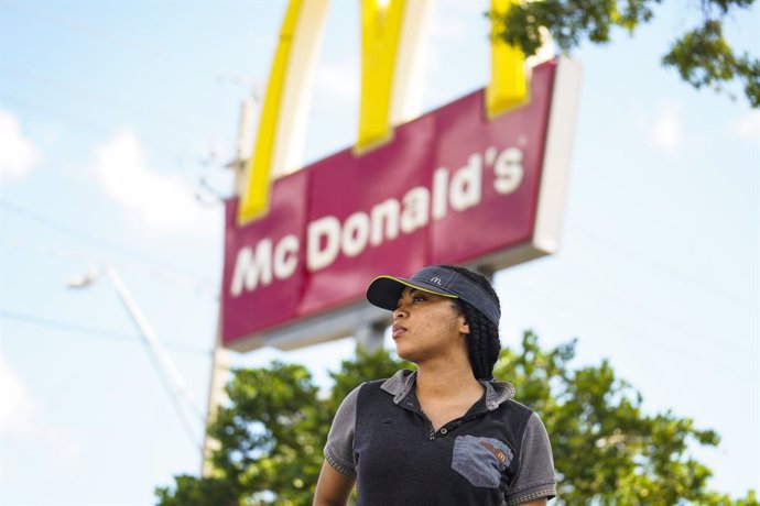 Archivo - September 3, 2020, Tampa, Florida, USA: Sade Andrews, 19, a fast food worker at McDonalds, poses for a portrait after participating in a caravan to several area McDonalds restaurants to advocate for increasing the minimum wage to $15 by voting