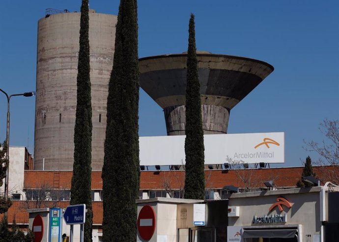 Archivo - Entrada de la sede de ArcelorMittal en Madrid