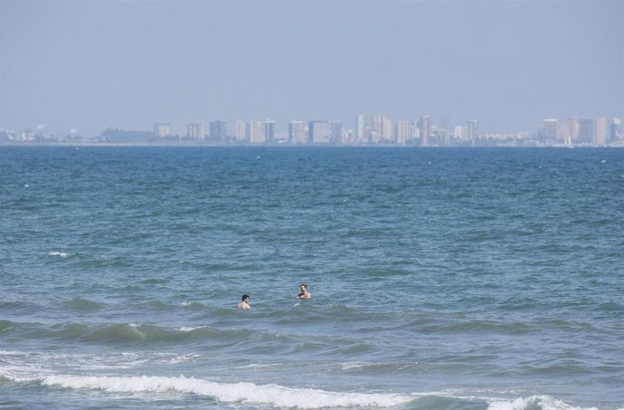 Varias personas se bañan en la playa de la Malva-rosa de Valncia