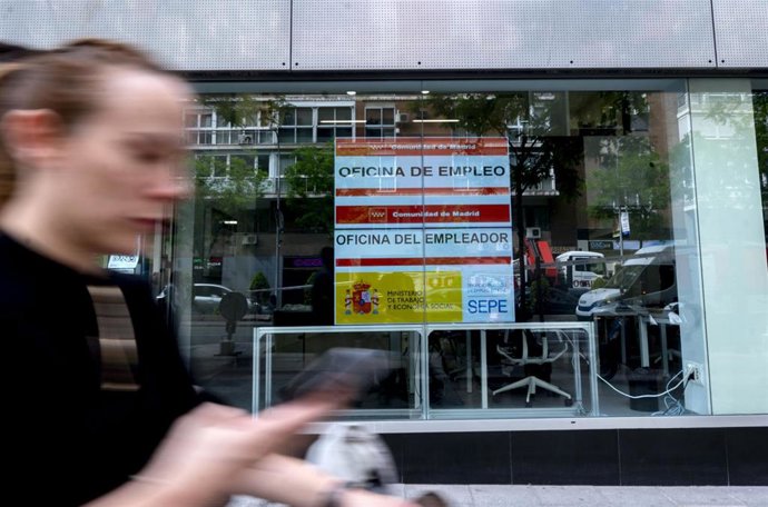 Una transeúnte pasa por delante de la oficina del SEPE de ODonnel, a 27 de abril de 2023, en Madrid (España).