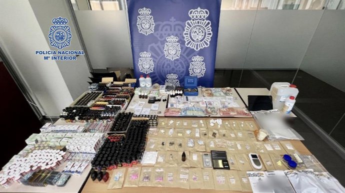 Agentes de la Policía Nacional han detenido en la provincia de Alicante a cinco personas como presuntas integrantes de un grupo criminal dedicado a la distribución de pornografía infantil y al tráfico de sustancias psicotrópicas y otros medicamentos