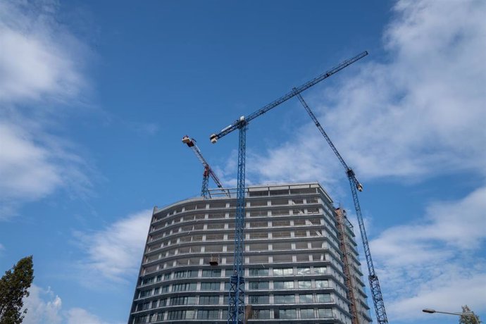 Archivo - Varias grúas en una zona de obras en Barcelona (España). 