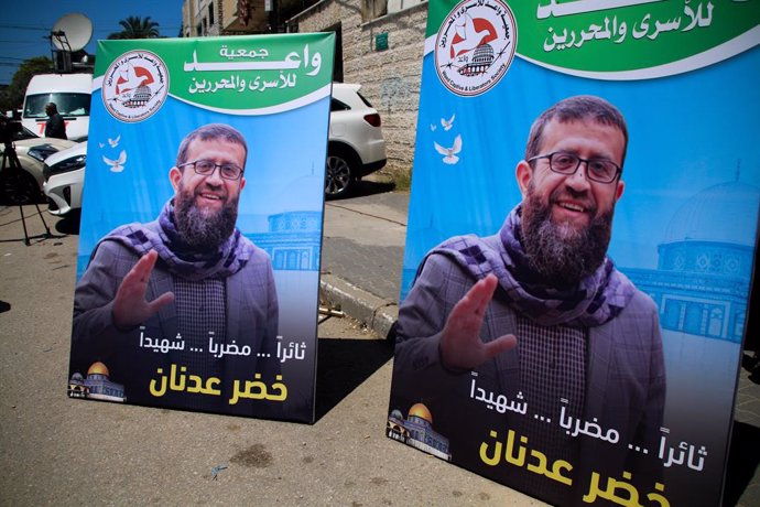 Carteles con la fotografía de Jader Adnan, alto cargo de Yihad Islámica muerto en una cárcel de Israel tras más de 85 días en huelga de hambre