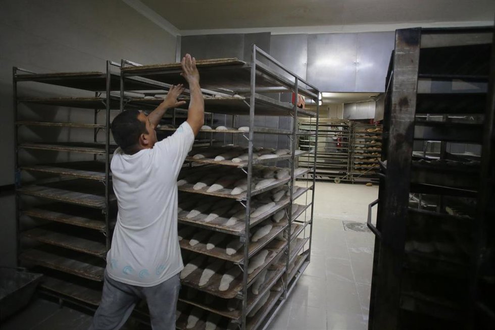 Archivo - Un trabajador prepara barras de pan en el obrador de la Panaderia Migas, a 28 de octubre de 2022, en Lugo, Galicia (España). El incremento de los precios de la energía y el combustible unido al de las materias primas por la escasez de suminist