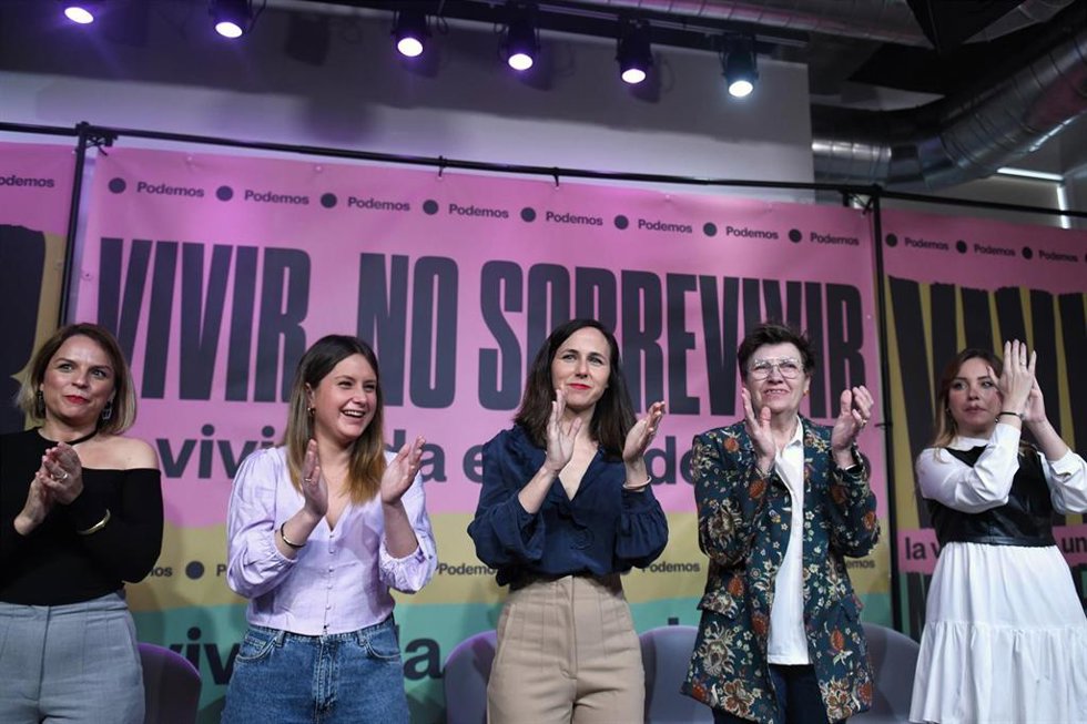 Archivo - (I-D) La candidata a la presidencia de Canarias y consejera de Derechos Sociales de Canarias, Noemí Santana; la coportavoz de Unidas Podemos en la Asamblea de Madrid, Alejandra Jacinto; la secretaria general de Podemos y ministra de Derechos S