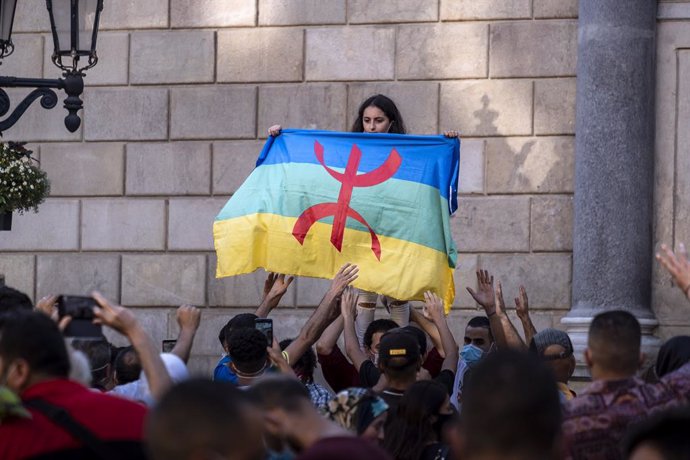 Archivo - Una mujer con una bandera amazigh durante una protesta en Barcelona en solidaridad con las manifestaciones en el Rif, Marruecos