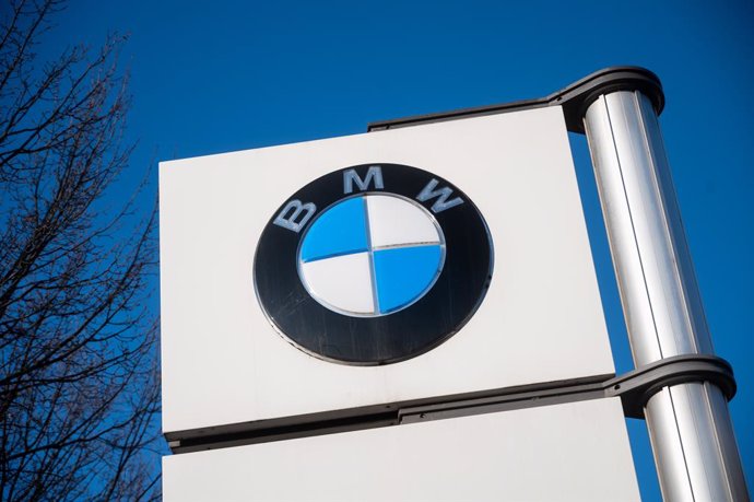 Archivo - FILED - 03 March 2021, Berlin: A BMW logo stands in front of the BMW plant in Berlin. Photo: Christophe Gateau/dpa
