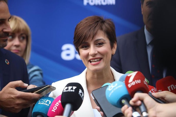 La ministra de Política Territorial y portavoz del Gobierno, Isabel Rodríguez, atiende a los periodistas en Málaga